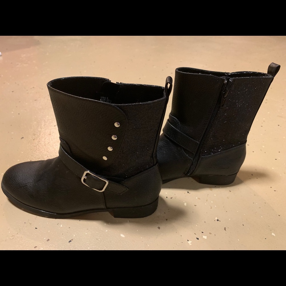 Black and sparkly youth size 5 boots